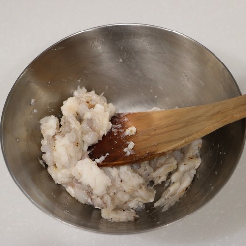 海老の半分は包丁で細かくたたき、残り半分は形が残るくらいに切る。
柔らかく茹でた里芋の皮をむいてつぶし、2の海老を混ぜ、塩、こしょうも加えてよく混ぜる。