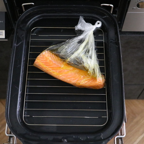 キャセロールに燻製網を入れ、その上に②を乗せ、側面段差まで水を加える。