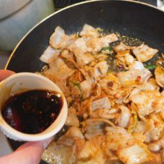 ②に白菜キムチをいれ、さらに炒め、①の調味料を加える。