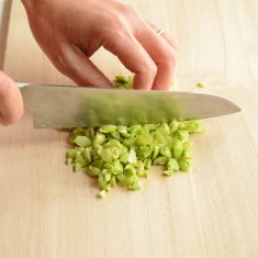 枝豆を10粒残し粗みじん切りにする。