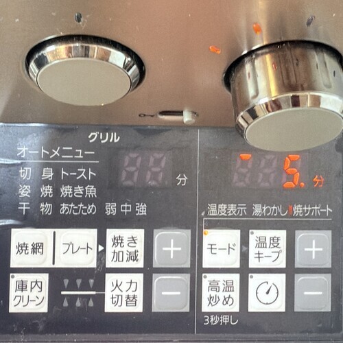 裏返しの合図が鳴ったら食材を裏返して蓋をし、再度モードキーを押す。（裏面の焼き時間5分が表示される）