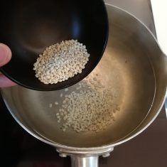 鍋にたっぷりのお湯を沸かし、もち麦を入れて時々かき混ぜながら15～20分茹でる。茹であがったら流水で洗い水切りしておく。