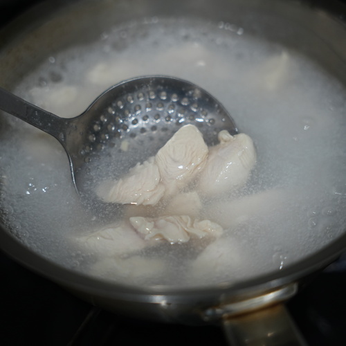 鍋に湯を沸かす。
ささみに片栗粉を薄くまぶし、湯に入れて2分程度茹でる。
ザルに上げて粗熱を取る。