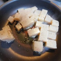 鍋にごま油（又はサラダ油）を引き、①のこんにゃくを炒める。