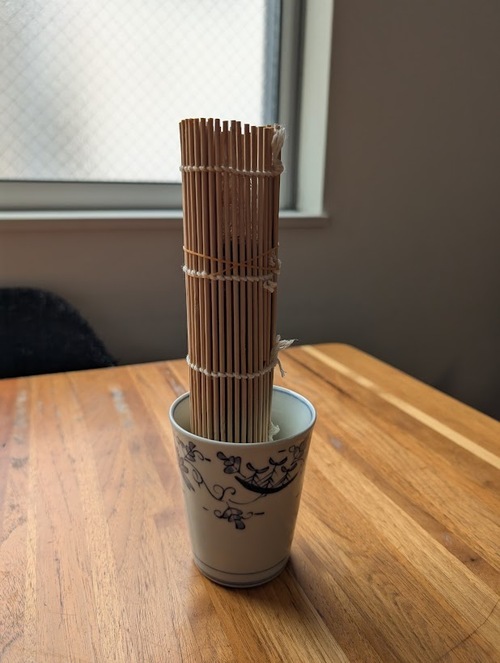  巻きすで丸く巻く。
 巻きすを輪ゴムでとめて、立てて置く。
 途中で上下を返し、シロップを均等にさせる。
 ※作ってから1日以上おく。保存は冷蔵庫で3日。食べるときに切り分ける。