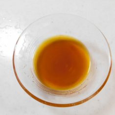 ボールに酢、砂糖、だし醬油をまぜ、塩で味を調える。