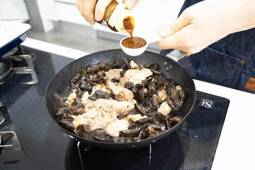玉ねぎがしんなりとしたら、焼肉のたれ、黒酢、にんにくすりおろしを加え、
よく絡めたら、ニラをいれ、塩、黒こしょうで味を調える。