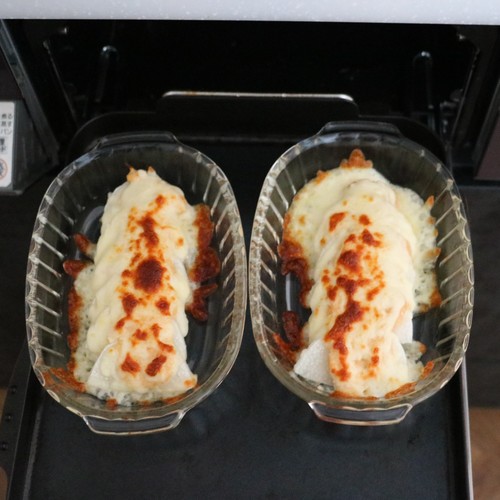 耐熱皿をマルチグリルのプレートパンに乗せ、調理モード［焼く］の中火で10分加熱する。チーズにこんがり焼き色がついたら細切りにした大葉を乗せてできあがり。