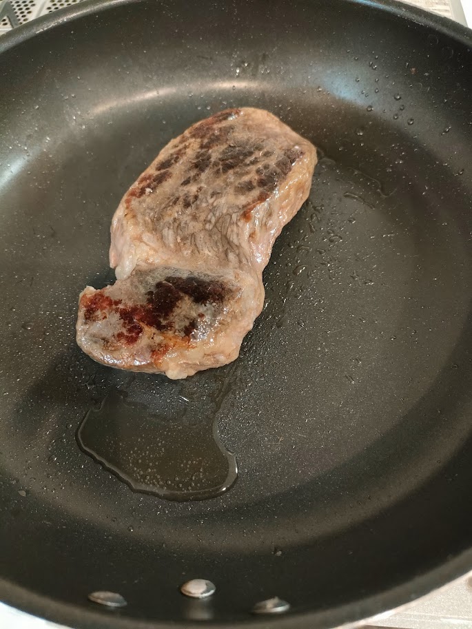 冷やした牛もも肉を少量の油をひいたフライパンでさっと表面に焼き色をつける。