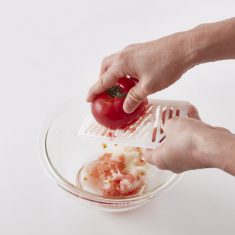 大根をすりおろし、かるく水気をきり、ボウルにいれる。そこにトマトをすりおろして加え、レモン汁、塩小さじ1/4を混ぜ、トマトみぞれを作る。