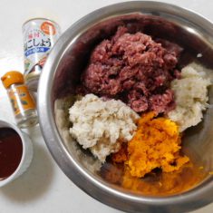 合いびき肉に②と③、①のソースをお玉1杯ほども加え、塩こしょう、ナツメグを入れ、よくこねる。