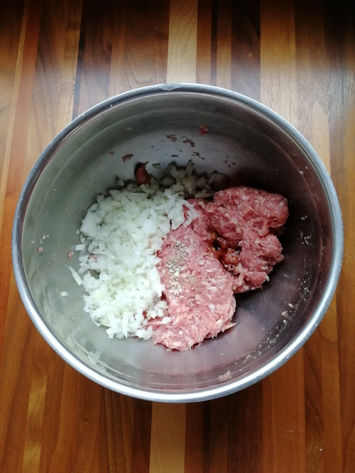 豚ひき肉を練り、みじん切りにした玉ねぎと塩コショウ醤油を加えてよく練り合わせる。