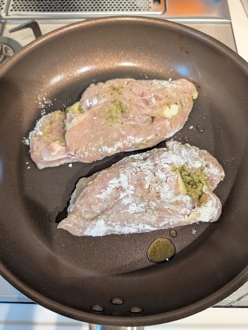 食材投入の報知が鳴れば、フライパンにオリーブオイルをなじませ、④を入れ、モードキーを押す。