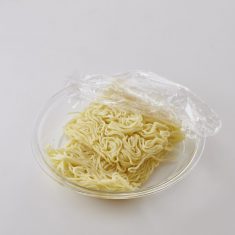 耐熱皿に麺をのせ、ラップをしレンジで２分加熱する。