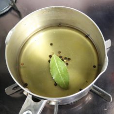 野菜は棒状に切る。(今回はにんじん、大根、セロリ)