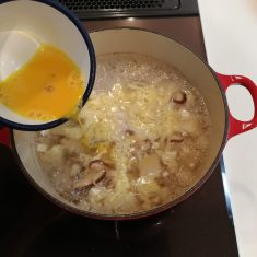食べる直前に酢を入れ、銘々の器によそったらラー油と粗びき黒コショウをかける。