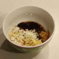 炊きあがったら、鶏肉は食べやすい大きさにカットします。