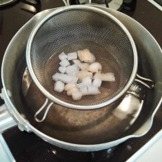 ボウルに調味料を入れてよく混ぜ、ピーナッツ以外の材料をよくあえる。