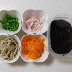 人参は千切、ゴボウはさきがけにし、熱湯に通す。隠元は、塩茹でし、千切り、蒲鉾も千切りにする。