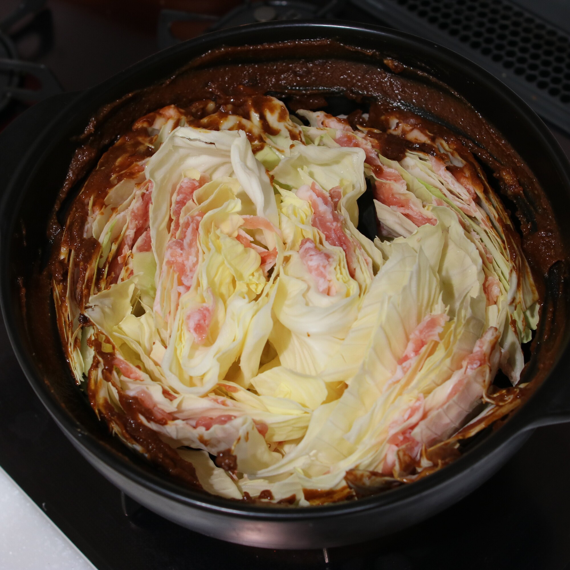 赤みそ、白みそ、みりんをよく混ぜたら鍋の側面に塗る。