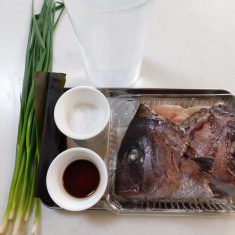 バットなどに鯛を置き、大さじ2～たっぷりの塩をふりかける。15分以上置くと、鯛から水が出てくる。