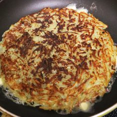 フライパンにオリーブオイルを入れて中火で熱し、温まったところに②を入れて平らにならす。