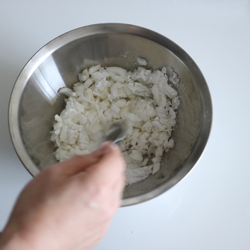 新玉ねぎはみじん切りにして＝A＝の片栗粉をまぶす。しょうがはすりおろす。