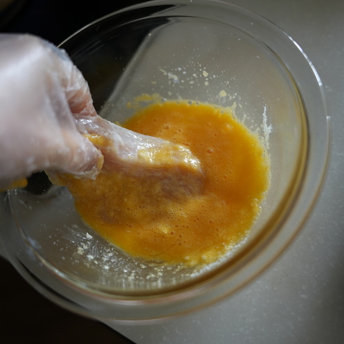 卵をボウルに入れて溶き、パルメザンチーズも加えて混ぜる。
①に薄力粉をまぶし、溶き卵にくぐらせる。