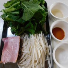 カブの皮は千切り、カブの葉は3㎝ほどに切り、ベーコンも食べやすい大きさにカットする。
