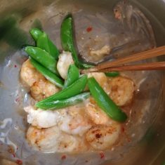 ①のエビに片栗粉をまぶす。フライパンに油を熱し、エビを揚げ焼きにする。油を良く切って、③のボウルに入れてあえる。②のスナップエンドウも一緒にあえる。