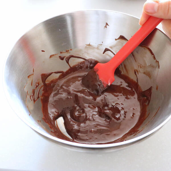 チョコレートをボウルに入れる。生クリームを鍋で沸騰直前まで温め、ボウルに注いでチョコレートをなめらかに溶かす。