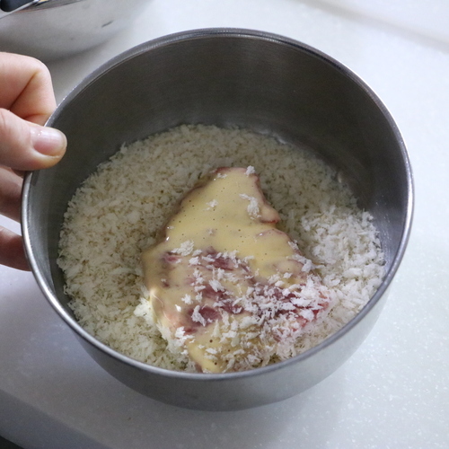 ①を②にくぐらせてから、パン粉をまぶす。

