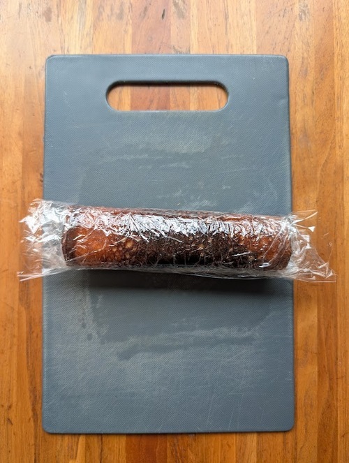  ラップを使って丸く巻く。巻き始めはきつめにしっかりと巻く。