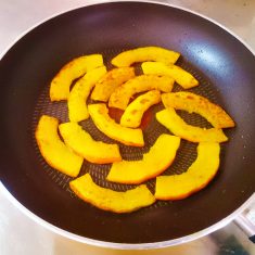 フライパンでオリーブオイルを熱し、コリンキーを入れて焼く。焼き目がついたら盛り付け、塩をふってできあがり！