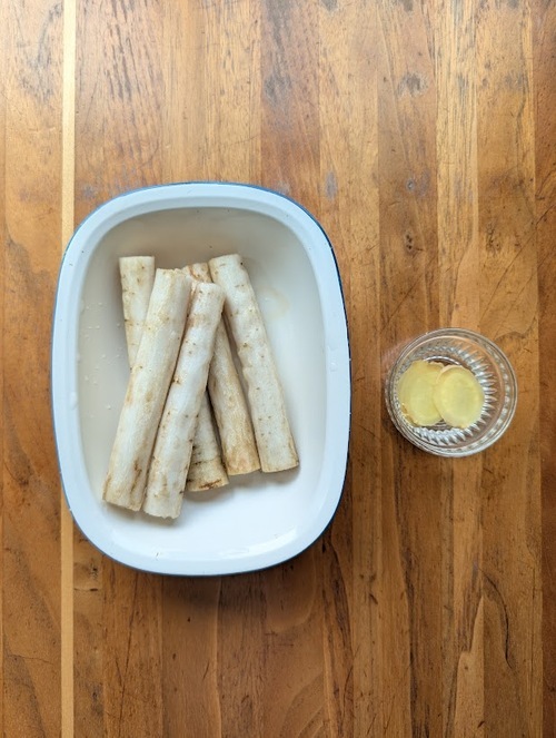 ごぼうは包丁の背で皮をこそぎ、10㎝の長さに切り、それを6本用意する。
しょうがは薄切りにする。