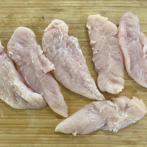 鶏ささみの筋を取る。厚みが均等になるように、肉叩きで上から叩両面に塩こしょうをふる。
