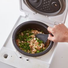 炊けたら、④をのせ、１０分程蒸したら、⑤を加え混ぜる。