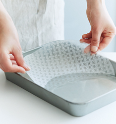 ライスペーパーは、さっと水にくぐらすだけでOK。少し硬いかな? くらいが巻くときにちょうどよく戻っています。