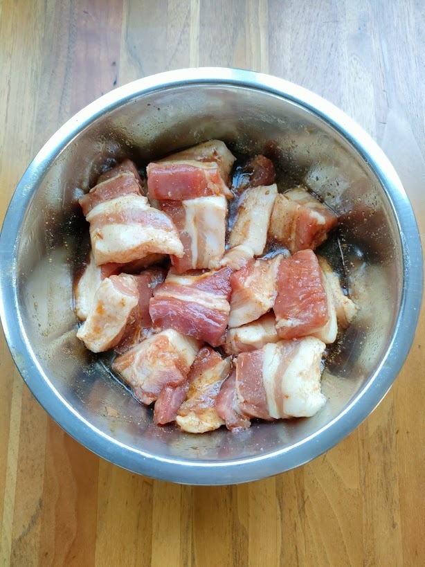 豚肉は2㎝角に切り、＝Ａ＝を混ぜて15分漬け込む。