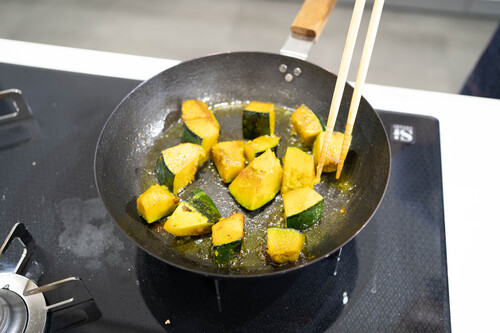 フライパンにサラダ油をいれ、弱めの中火で熱し、かぼちゃを並べる。全部の面に焼き色がつくまで焼いたら、取り出す。