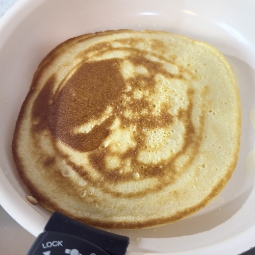焼き上がりの合図がなったら皿に盛り付け、お好みではちみつ、シナモンパウダーをかける。