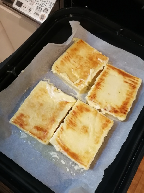 マルチグリル調理モード[パン]で15分。上下を返してさらに10分加熱する。
（表面に軽く焼き色が付くまで焼くと、高野豆腐と卵の嫌な臭いが消えます。）
