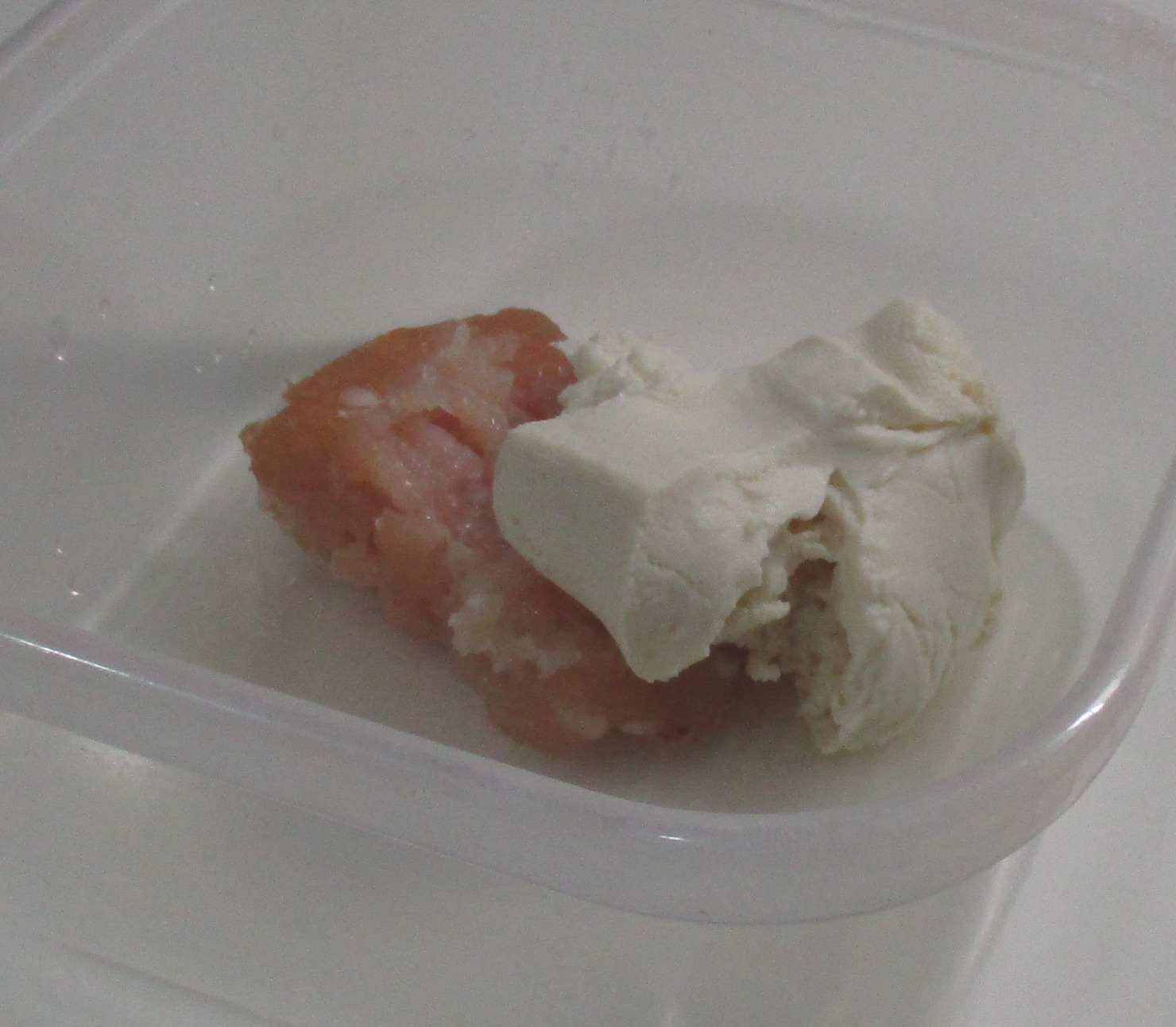 木綿豆腐はクッキングペーパーに包んで水気を絞り、鶏ももひき肉、Aを加え混ぜ合わせ、小判形に丸める。