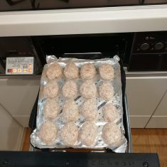 ケチャップと粒マスタードを添える。