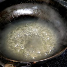 フライパンに鶏ガラスープと酒を入れて火にかけ、塩で味を整え、沸騰したら火を弱めて水溶き片栗粉を入れてとろみをつける。