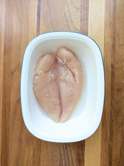 ささみは筋を取り、砂糖と塩をまぶす。