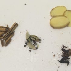 生姜を切り、カルダモンとクローブを潰す。シナモンスティックは手で折っておく。