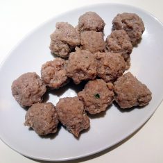 イノシシ肉団子用の材料をボウルに入れて粘りがでるまで混ぜて団子に丸め、熱湯の中で2分茹でて取り出す。