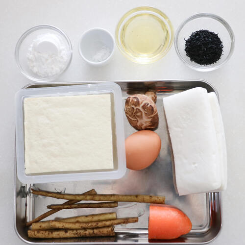 木綿豆腐はキッチンペーパーで包み、皿に乗せて600Wのレンジで2分加熱して水切りする。
