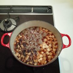 鍋に、だし汁+椎茸の戻し汁＝２カップと調味料を合わせえて煮立て、大豆と②とこんにゃくを入れて中火にかけあくを丁寧にすくう。あくがおさまったら蓋をして弱火でコトコト炊いていく。